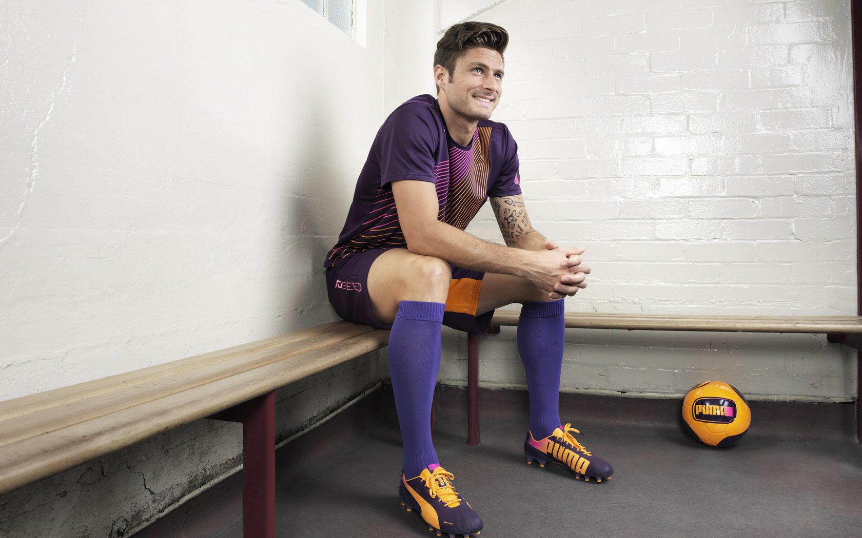 当足球场与赛道共振,日本足球的生死哲学与加维的街道统治力